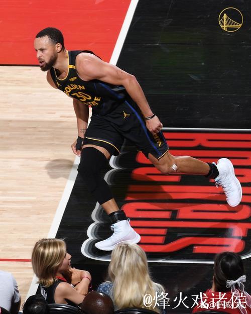 库里谈戈贝尔表现：他能接到那些短传，还能在篮下得分