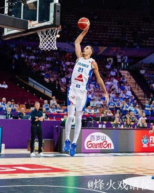 里萨谢全场9投5中,三分2中0得到10分3篮板2助攻2抢断 里萨谢全场9投5中,三分2中0得到10分3篮板2助攻2抢断