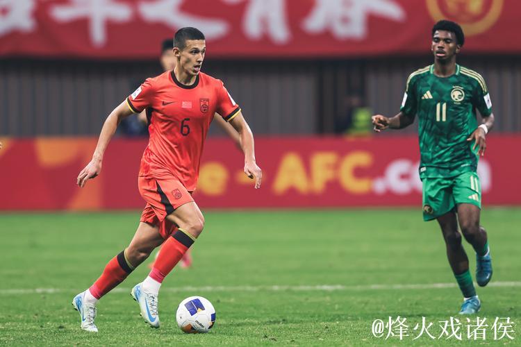 英超官方：泰勒-亚当斯对桑德兰的中圈吊射当选英超11月最佳进球